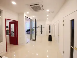 버건디 포인트가 돋보이는 고급 피아노 학원 인테리어